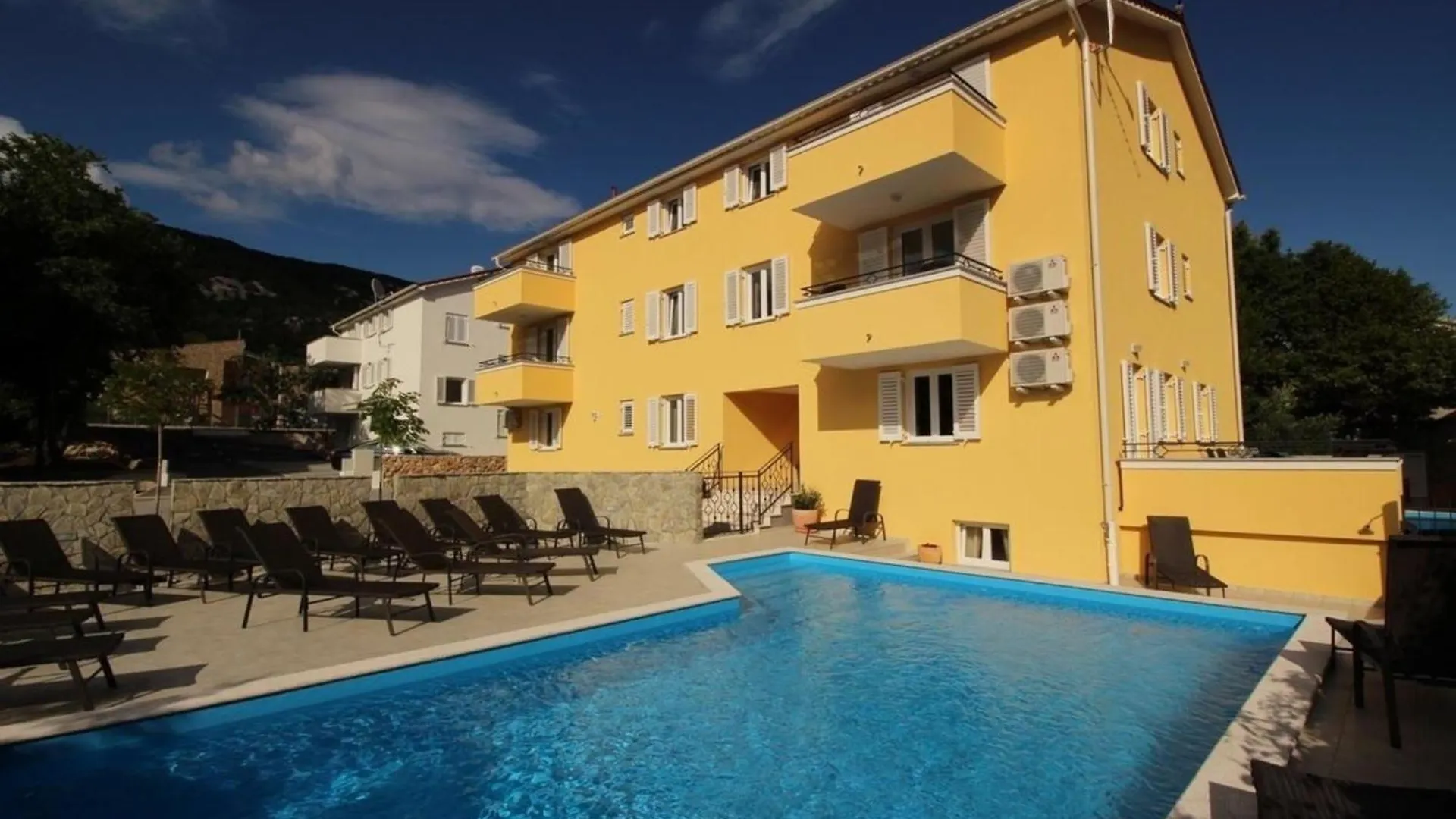 Neu Modern Eingerichtete Apartment Fuer 4 Personen In Einem Haus Mit Mehrere Apartments Und Mit Pool Baška