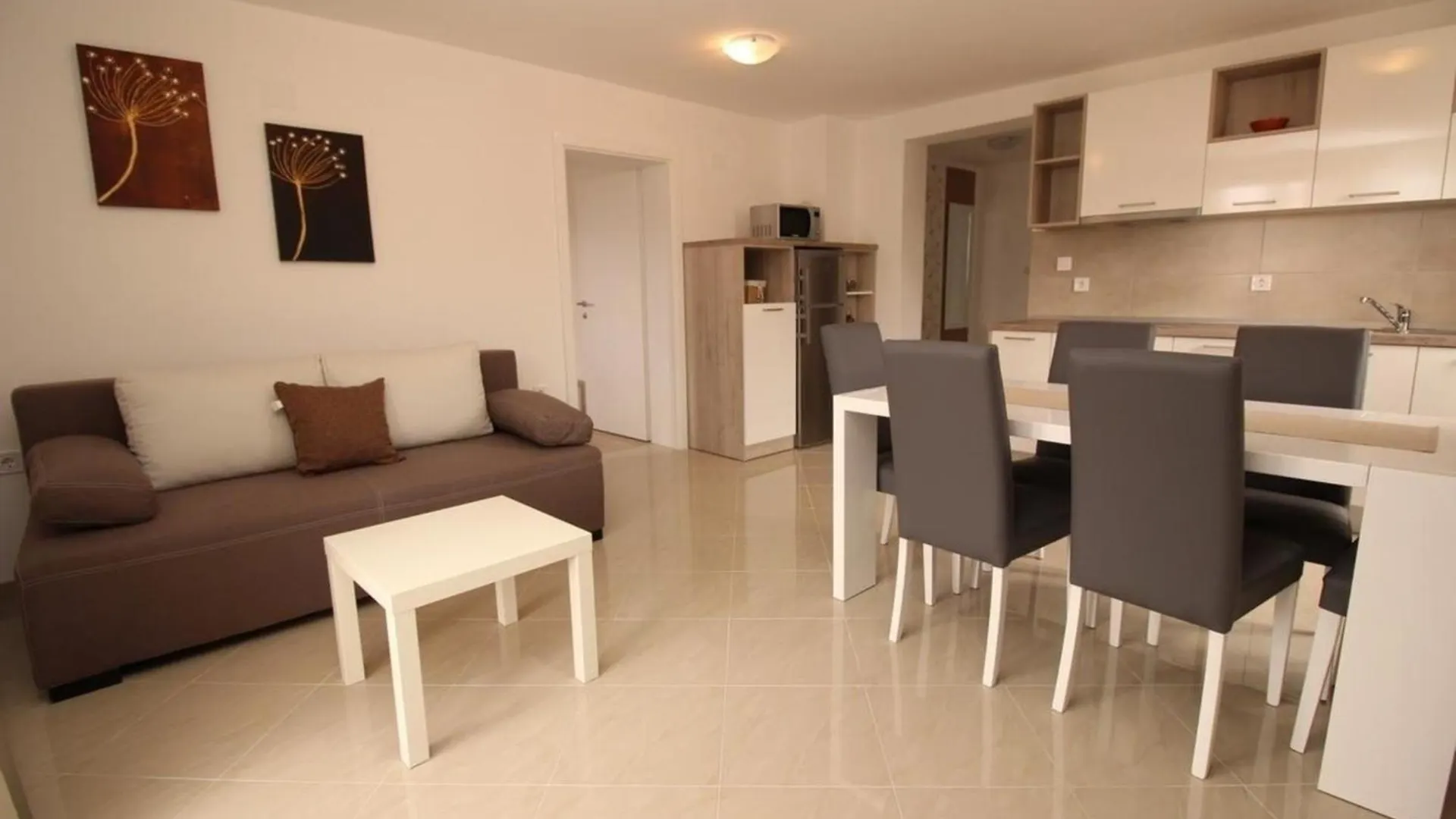 Neu Modern Eingerichtete Apartment Fuer 4 Personen In Einem Haus Mit Mehrere Apartments Und Mit Pool 0*, Baska (Krk) Croatia