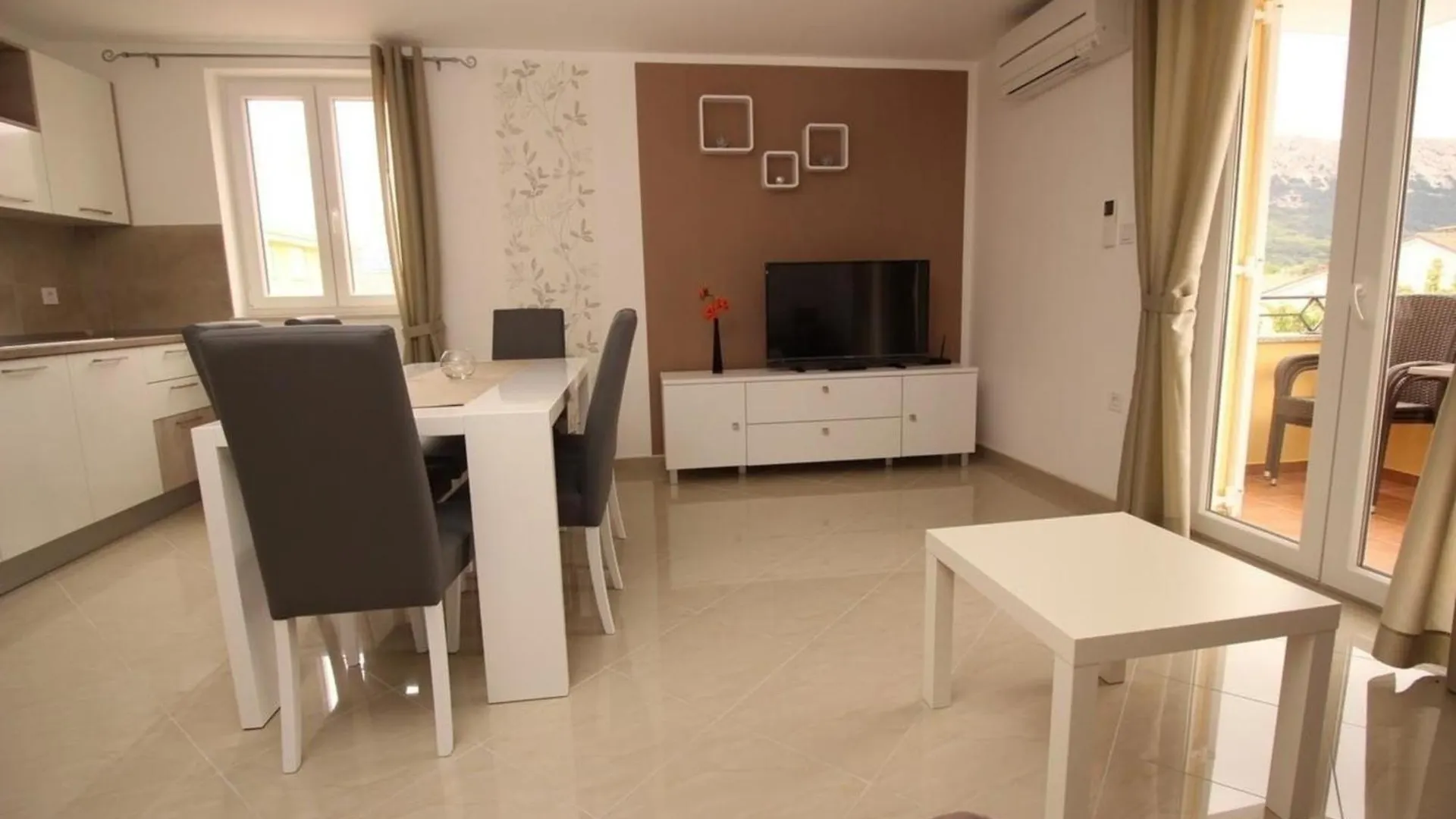 Neu Modern Eingerichtete Apartment Fuer 4 Personen In Einem Haus Mit Mehrere Apartments Und Mit Pool  Baska (Krk)