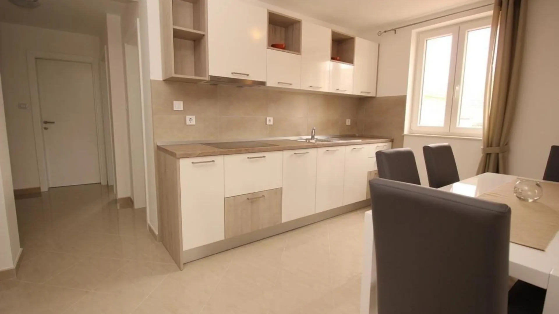 Neu Modern Eingerichtete Apartment Fuer 4 Personen In Einem Haus Mit Mehrere Apartments Und Mit Pool