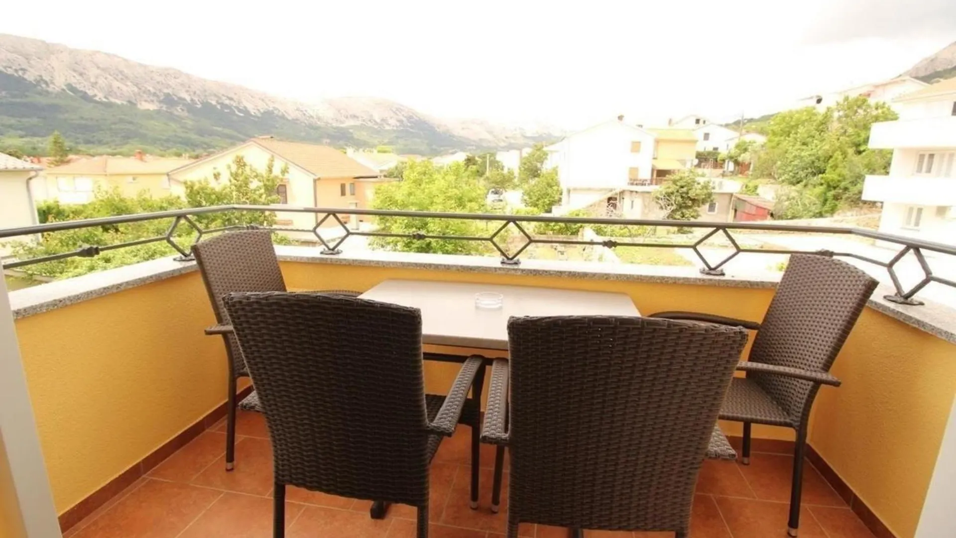 Neu Modern Eingerichtete Apartment Fuer 4 Personen In Einem Haus Mit Mehrere Apartments Und Mit Pool Baška