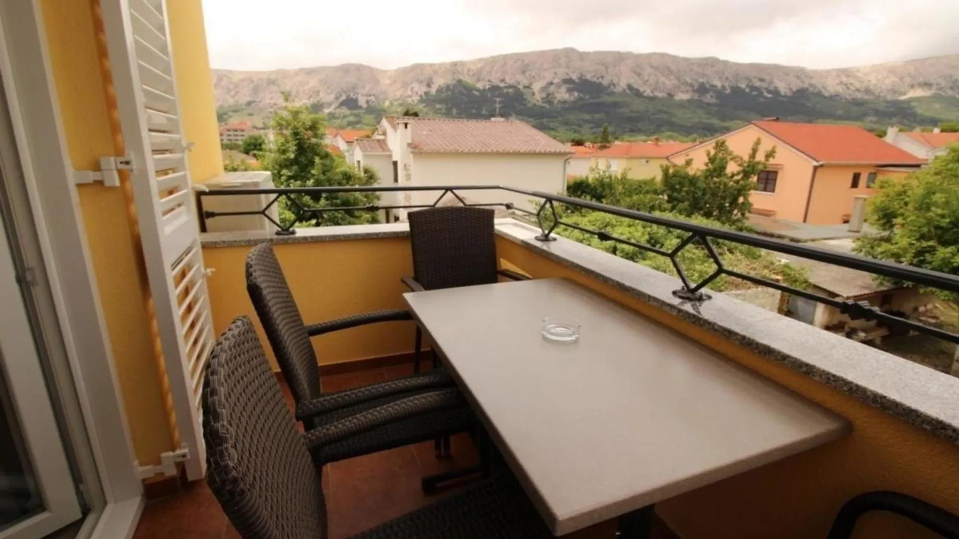 Neu Modern Eingerichtete Apartment Fuer 4 Personen In Einem Haus Mit Mehrere Apartments Und Mit Pool Baška Croazia