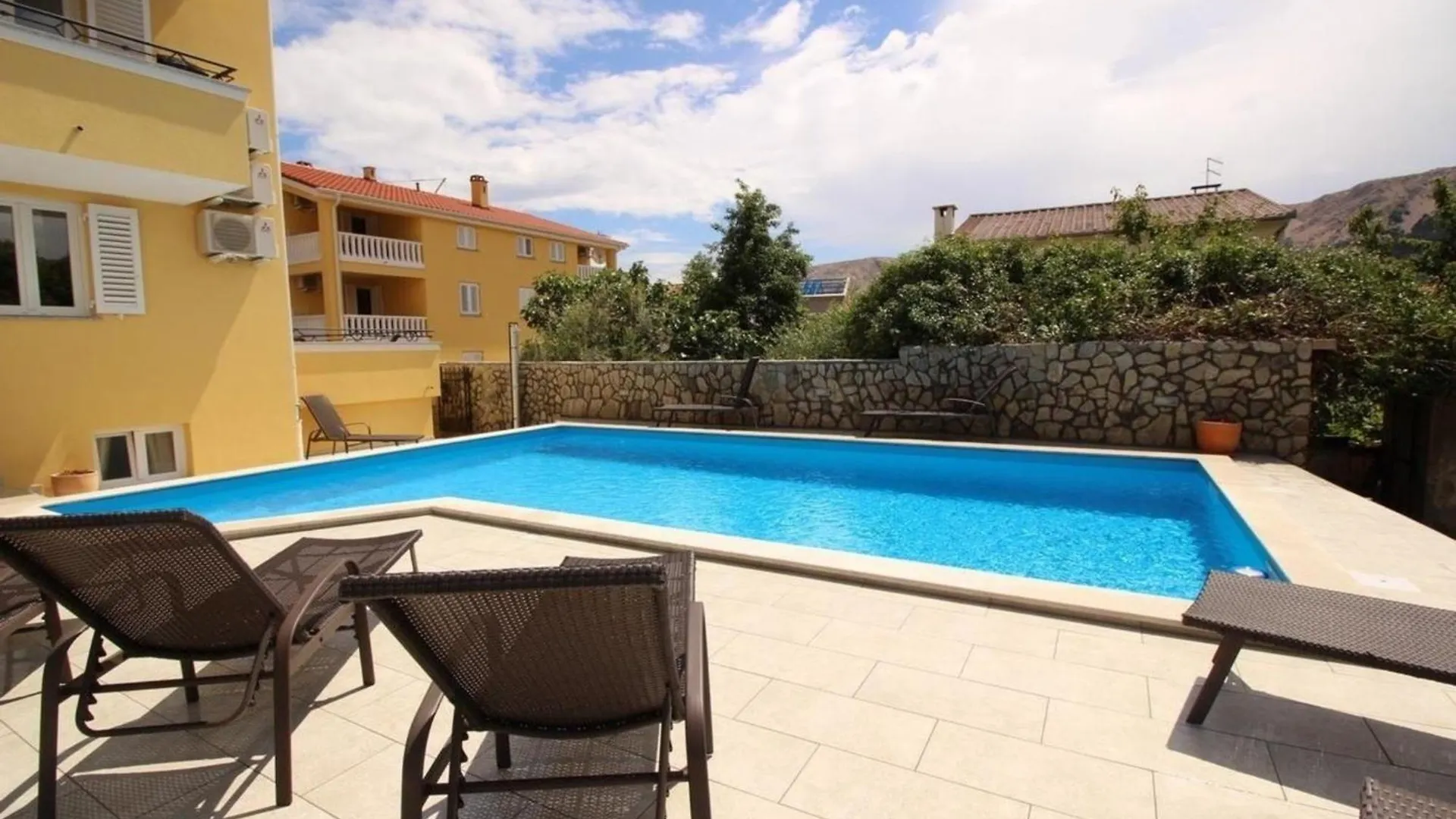 Neu Modern Eingerichtete Apartment Fuer 4 Personen In Einem Haus Mit Mehrere Apartments Und Mit Pool Baška